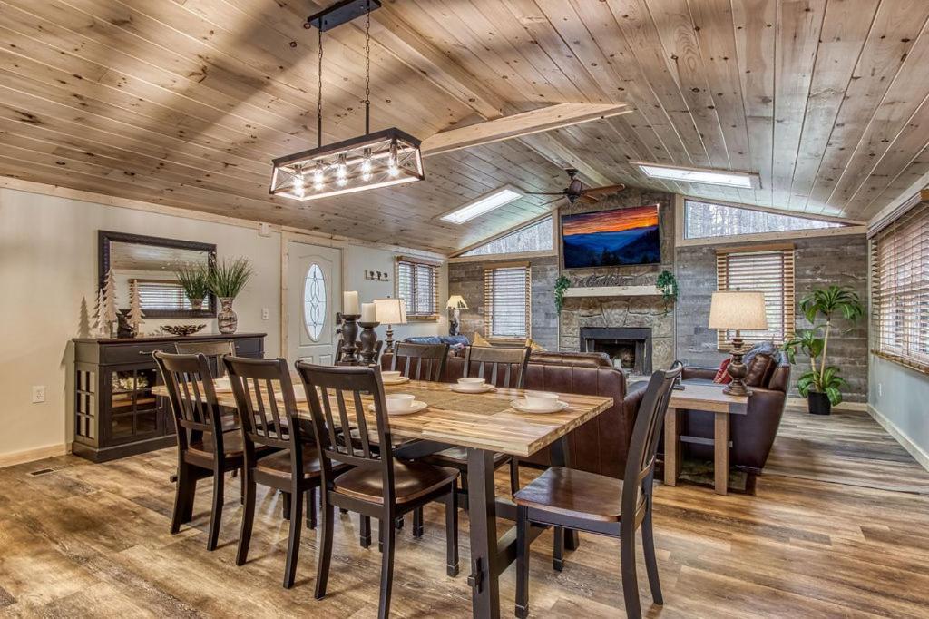 Whispering Winds, Hot Tub, Game Room, Wifi, 1089 Free Tickets Each Paid Day, Dollywood And More Gatlinburg Eksteriør bilde