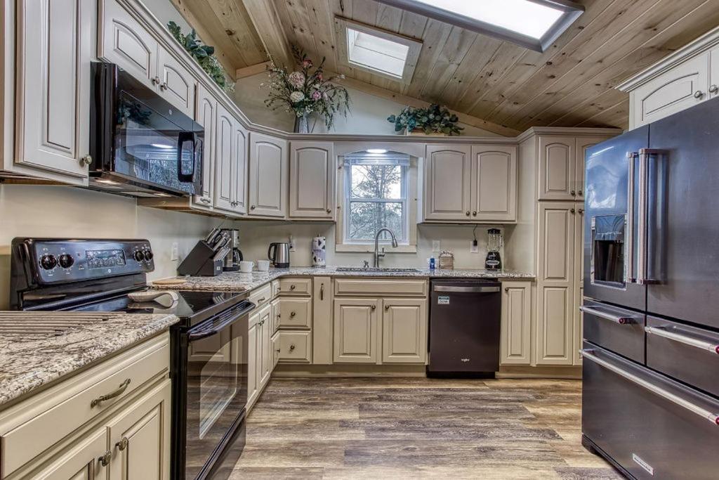 Whispering Winds, Hot Tub, Game Room, Wifi, 1089 Free Tickets Each Paid Day, Dollywood And More Gatlinburg Eksteriør bilde