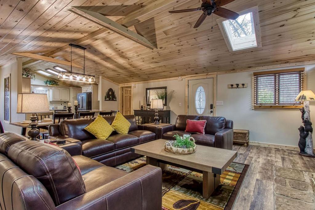 Whispering Winds, Hot Tub, Game Room, Wifi, 1089 Free Tickets Each Paid Day, Dollywood And More Gatlinburg Eksteriør bilde