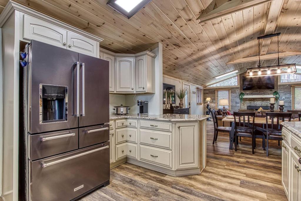 Whispering Winds, Hot Tub, Game Room, Wifi, 1089 Free Tickets Each Paid Day, Dollywood And More Gatlinburg Eksteriør bilde