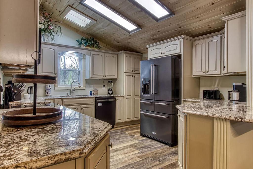 Whispering Winds, Hot Tub, Game Room, Wifi, 1089 Free Tickets Each Paid Day, Dollywood And More Gatlinburg Eksteriør bilde