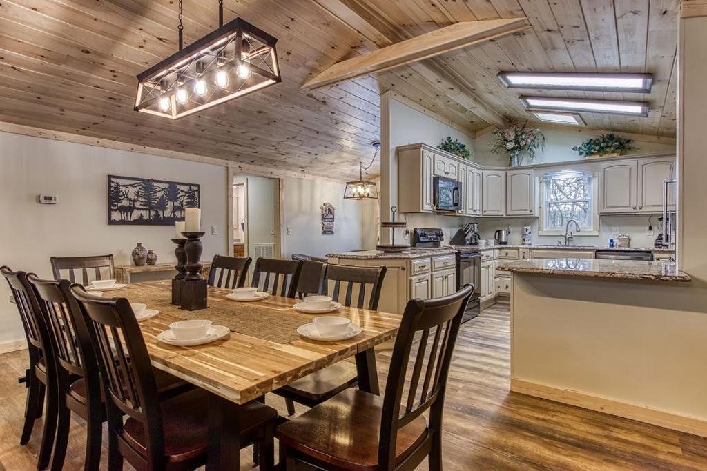 Whispering Winds, Hot Tub, Game Room, Wifi, 1089 Free Tickets Each Paid Day, Dollywood And More Gatlinburg Eksteriør bilde