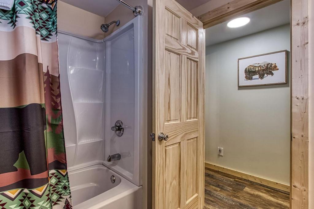 Whispering Winds, Hot Tub, Game Room, Wifi, 1089 Free Tickets Each Paid Day, Dollywood And More Gatlinburg Eksteriør bilde