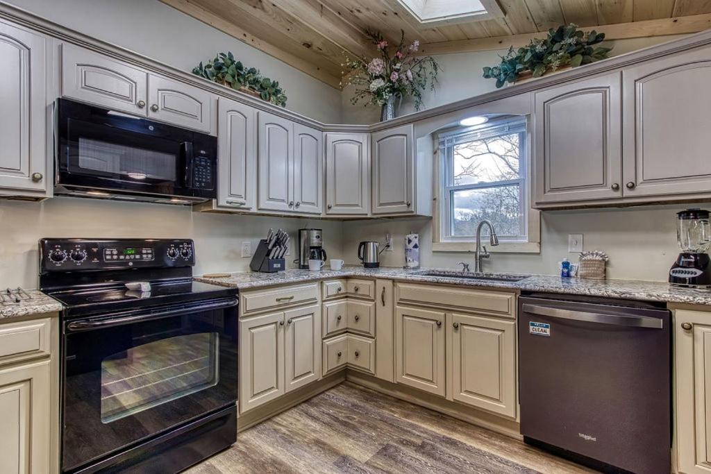 Whispering Winds, Hot Tub, Game Room, Wifi, 1089 Free Tickets Each Paid Day, Dollywood And More Gatlinburg Eksteriør bilde