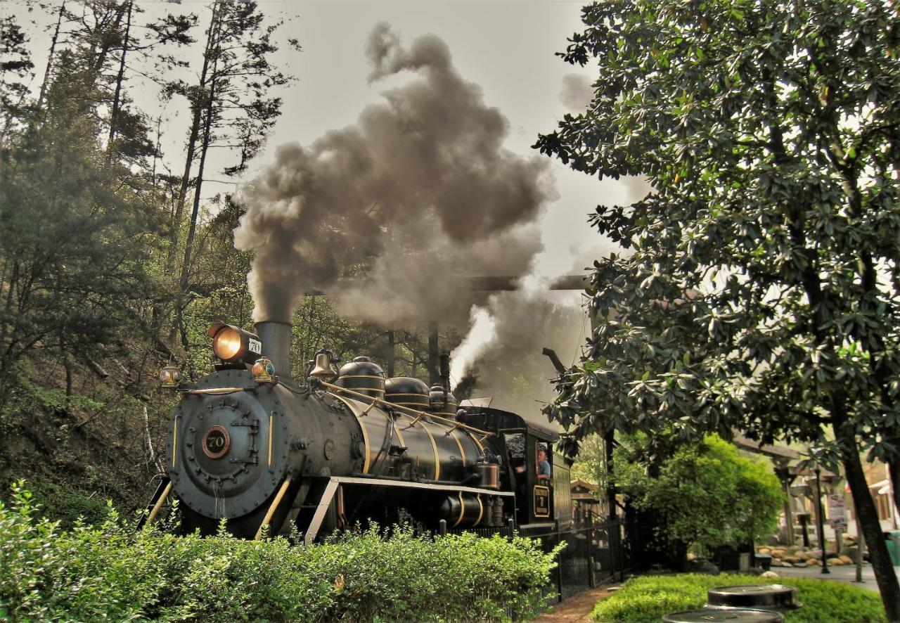 Whispering Winds, Hot Tub, Game Room, Wifi, 1089 Free Tickets Each Paid Day, Dollywood And More Gatlinburg Eksteriør bilde